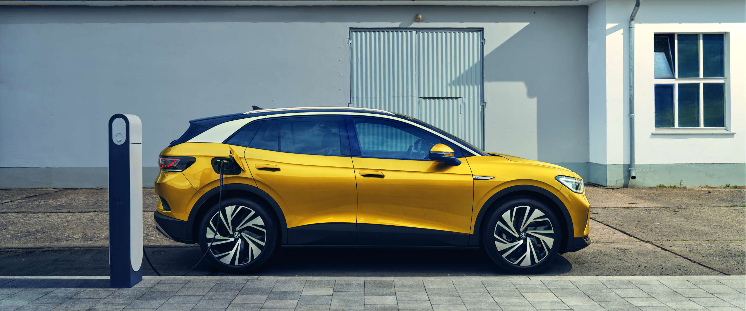 VW ID. 4 Elektroauto VW ID. 4 Elektroauto in honey-yellow an einer Ladestation