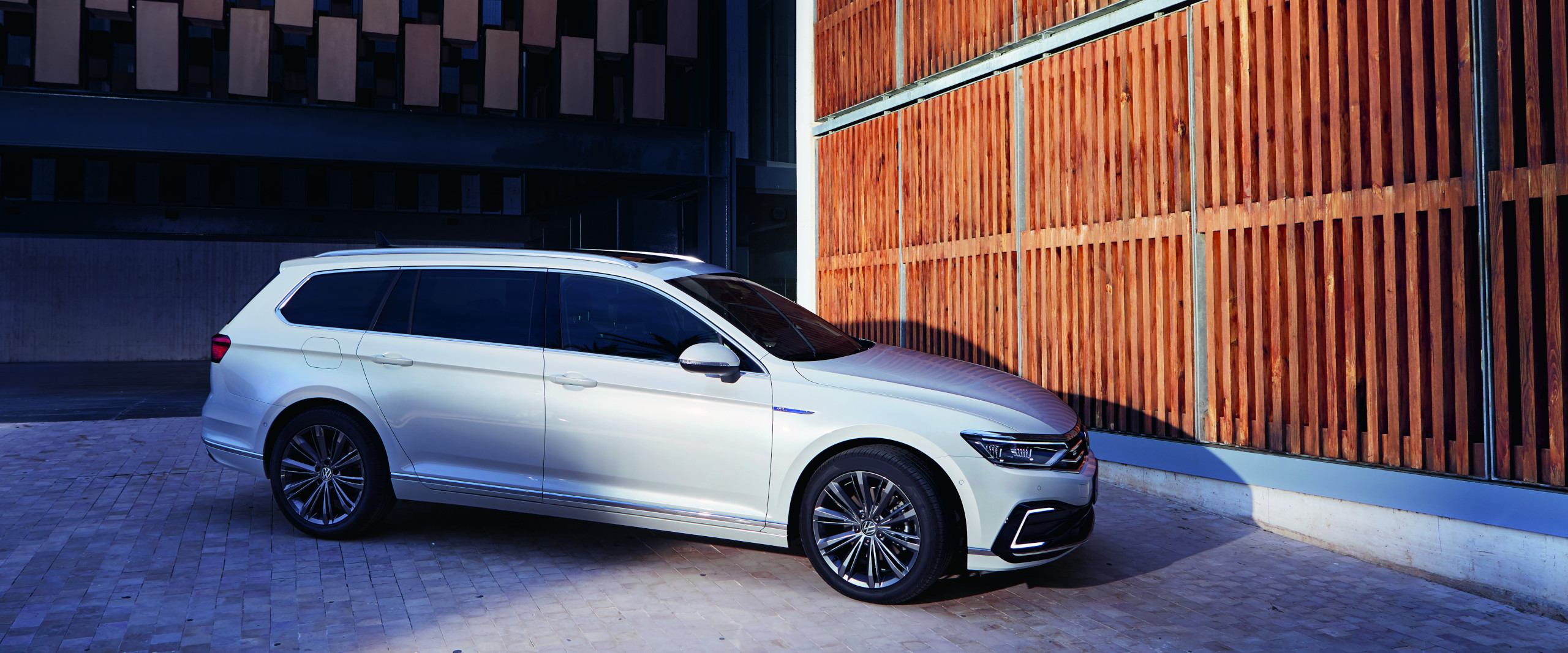 VW Passat Variant VW Passat Variant steht geparkt vor einem Gebäude