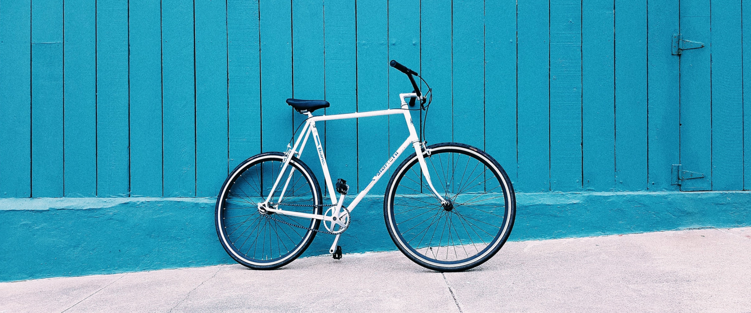 Fahrrad lehnt an blauer Wand