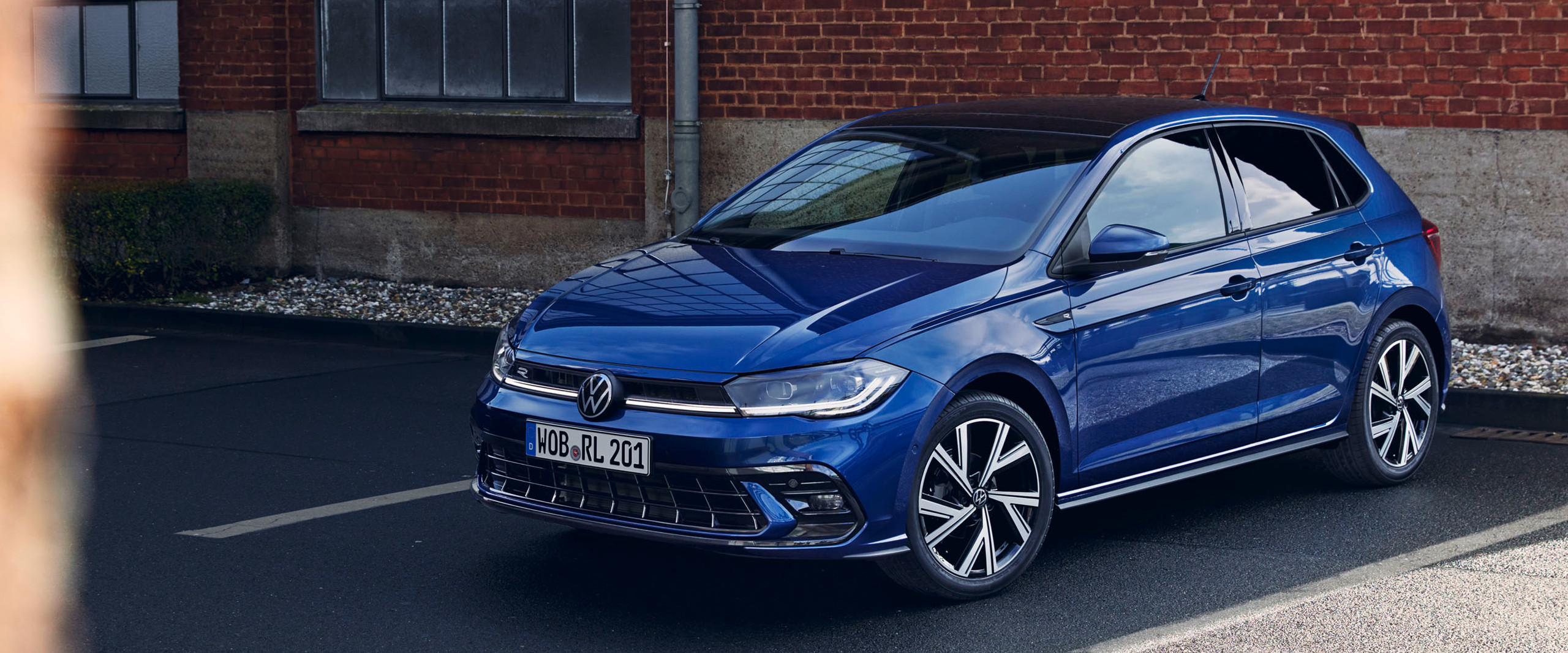 VW Polo 2021 der neue VW Polo 2021 vor einer Mauer geparkt