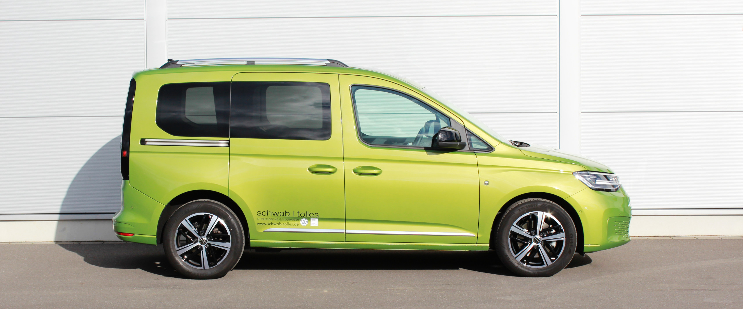 Seitenansicht VW Caddy Seitenansicht eines grünen VW Caddy