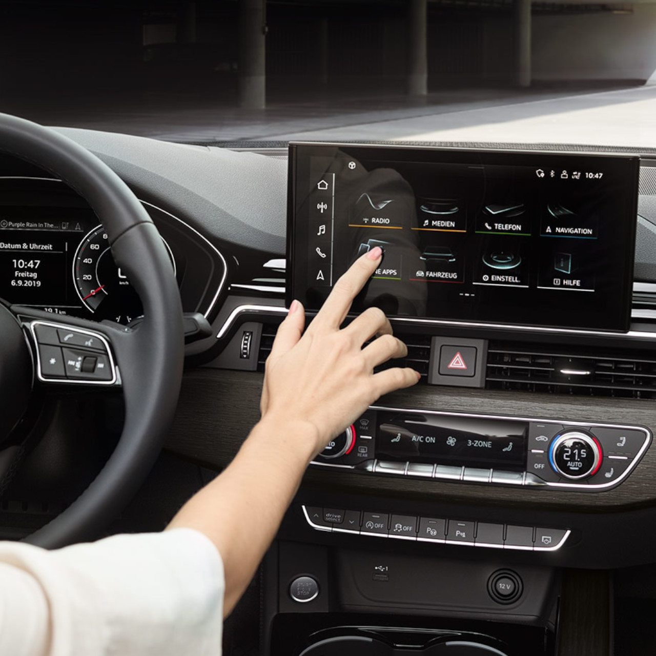 Hand berührt den Touch-Display des Infotainment im A5 Cabriolet
