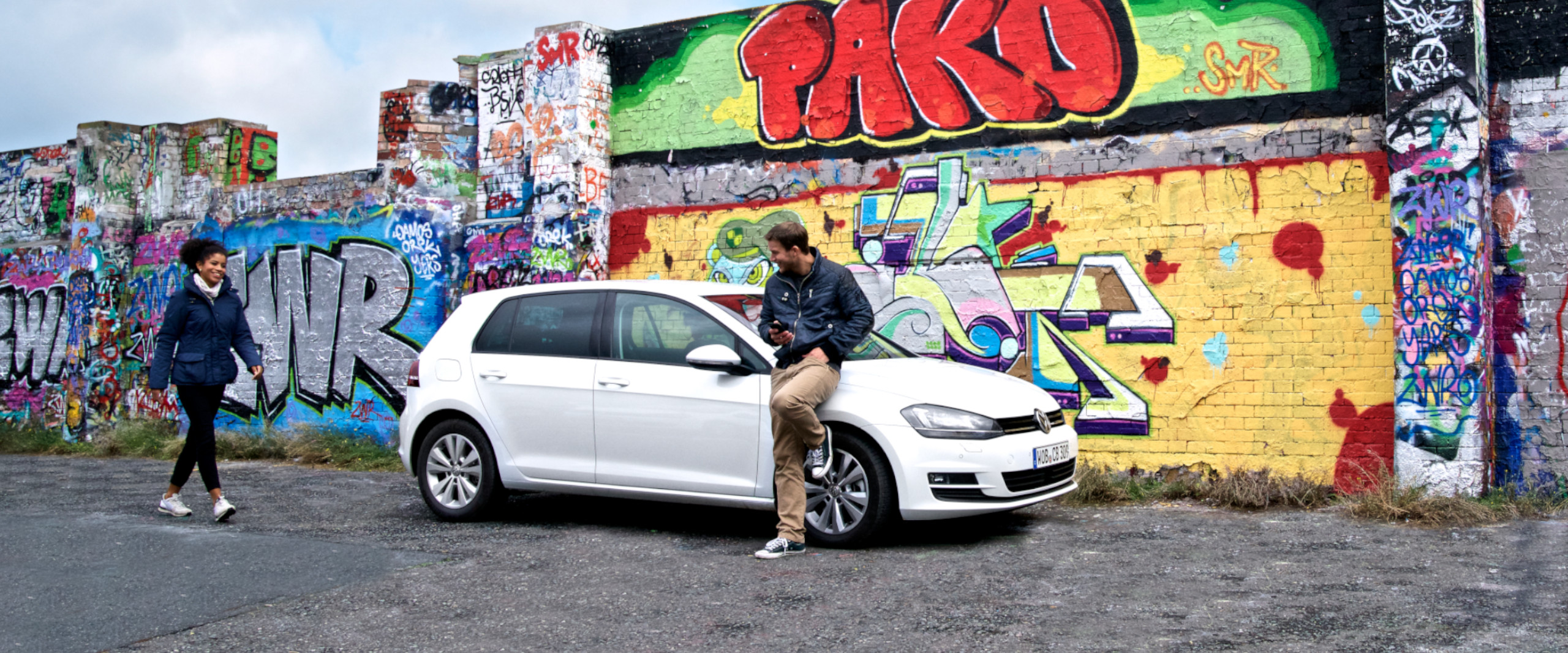 VW Golf 7 GP im urbanen Raum weißer VW Golf 7 GP vor einem Graffiti