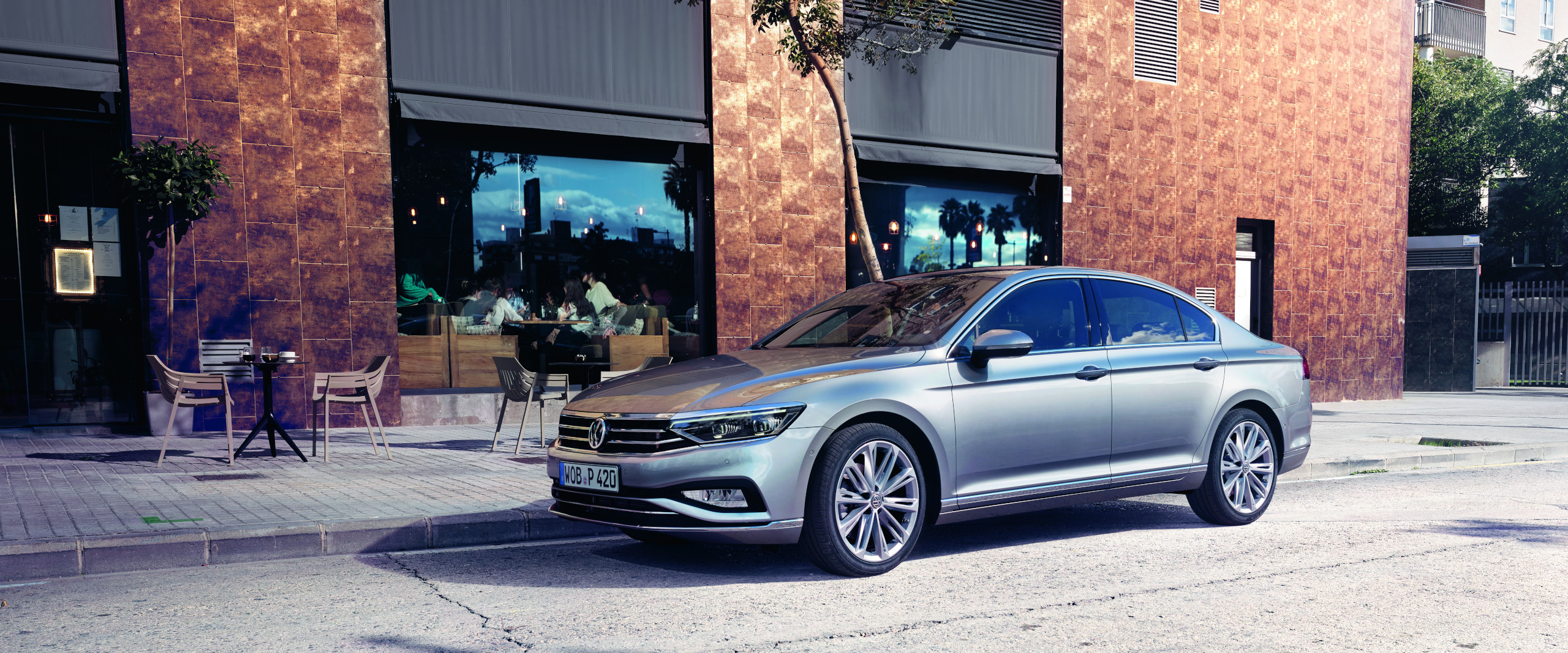 VW Passat Limousine VW Passat Limousine steht vor einem Café
