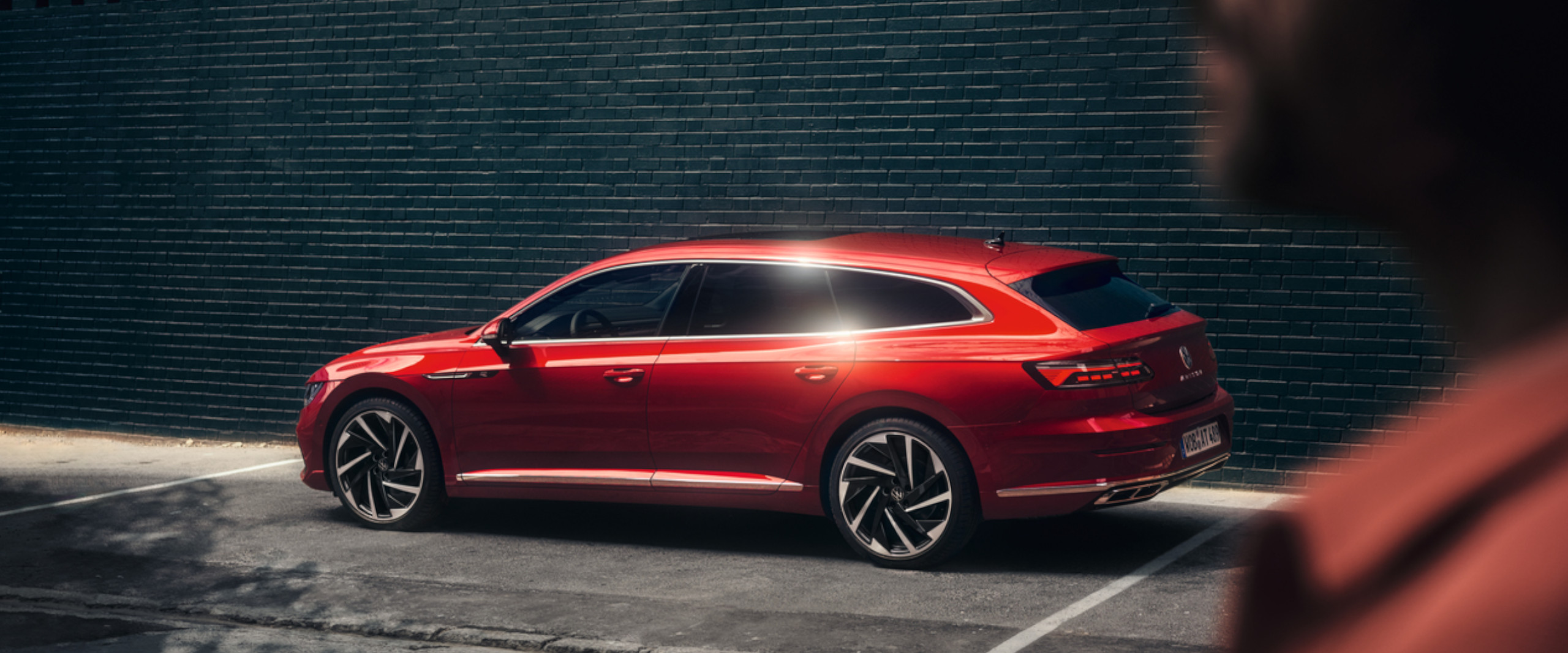 Arteon Shooting Brake in rot Ein roter Arteon Shooting Brake steht auf einem Parkplatz