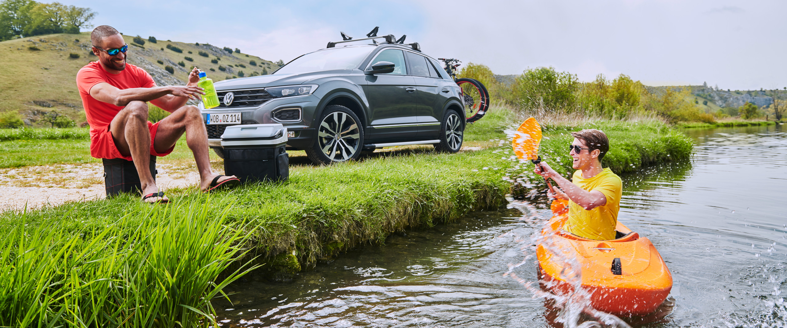 VW Tiguan Heckträger Ein Kanufahrer und sein VW Tiguan mit Heckträger