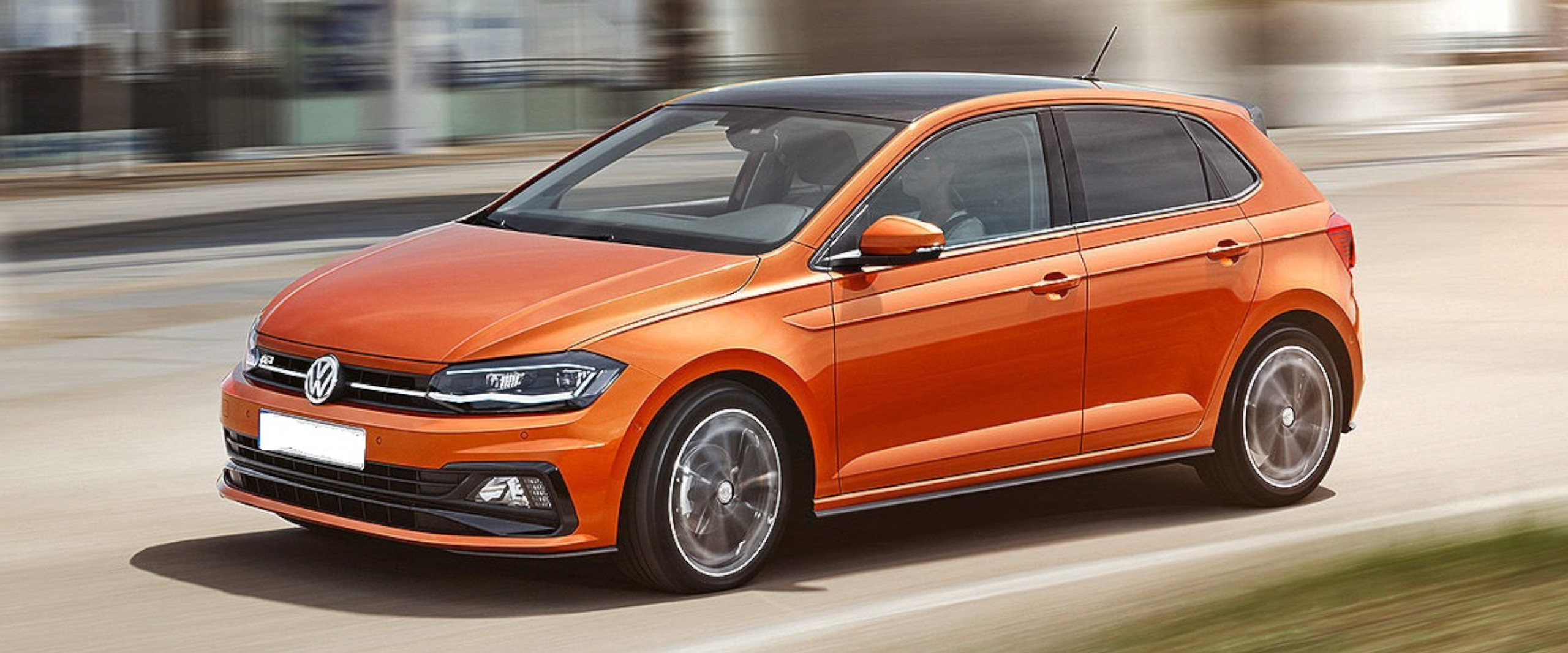VW Polo 7 MQB orangener Polo 7 MQB fährt auf der Straße